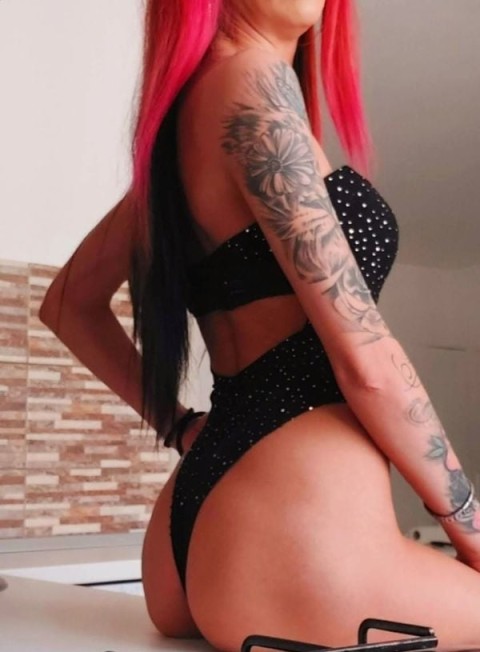 Escortă cu forme voluptuoase în Piața Alba Iulia
